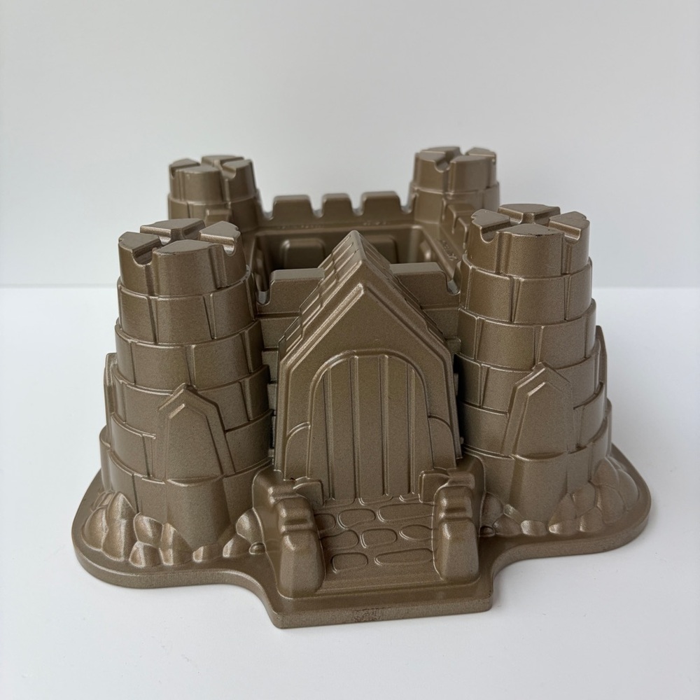 Nordic Ware Castle Bundt Pan 10‎ Cups Made in USA Cake Heavy Cast Mold